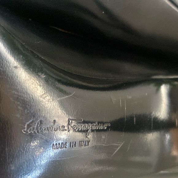 Salvatore Ferragamo black leather pump. Made in Florence, Italy - Picture 7 of 7